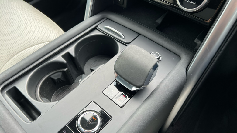 Land Rover Discovery 3.0 D300 R-Dynamic SE 5dr Auto Diesel Station Wagon